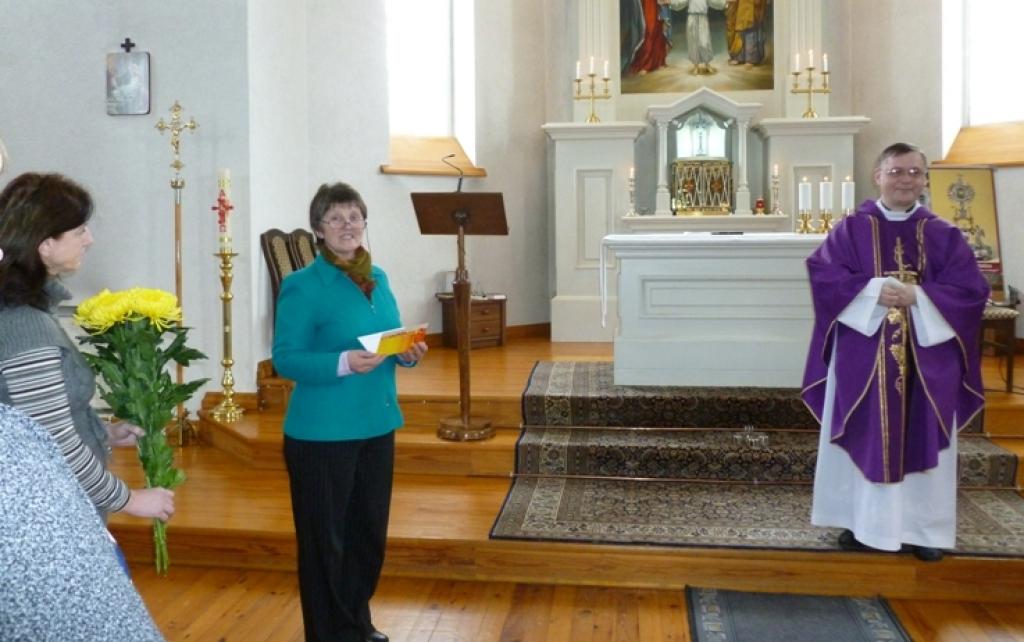 Svētdien arī Gulbenes katoļu draudzes pārstāvji Vjačeslavu Bogdanovu Alūksnē sveica ar iecelšanu Madonas dekanāta dekāna amatā. Šajā dekanātā ietilpst arī arī Gulbenes katoļu draudze. 
Autors: no personiskā albuma