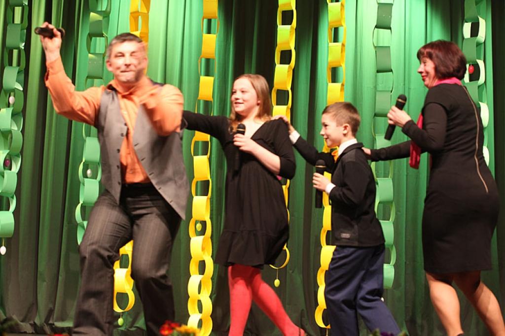 Pirmo Lieldienu pēcpusdienā Gulbenes kultūras centra zāli piepildīja ļaudis, kas bija nākuši uz otro Gulbenes novada dziedošo ģimeņu koncertu. Kopumā tiek izdziedātas 12 dažādu jau pazīstamu komponistu, kā arī pašu sacerētas dziesmas. Pēc...
Autors: Gatis Bogdanovs