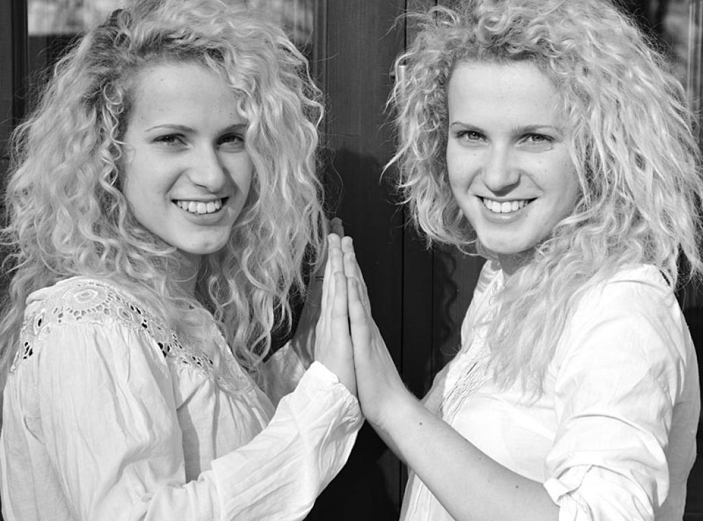 Šovā piedalīsies arī 18 gadus vecās Gulbenes novada valsts ģimnāzijas audzēknes Lauma un Lelde Ozolas
Autors: No  personiskā albuma.