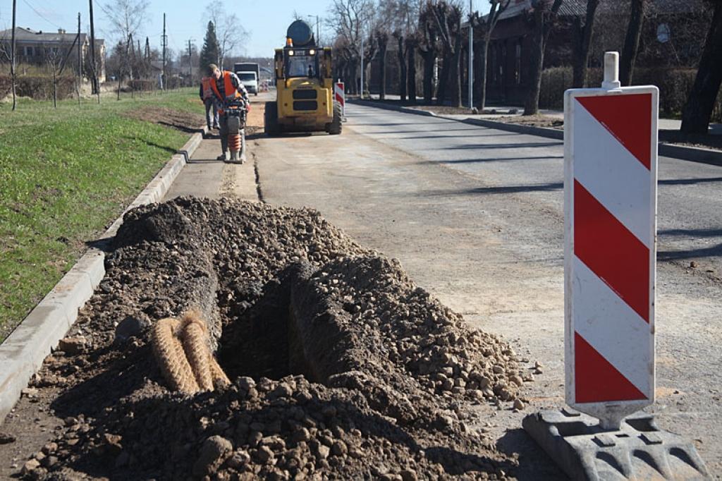 Gulbenē, Dzelceļa ielā, atklājies, ka vecā drenāža nav efektīva, tāpēc vietām ir bojāta pērn uzklātā asfaltseguma pirmā kārta.
Autors: Gatis Bogdanovs