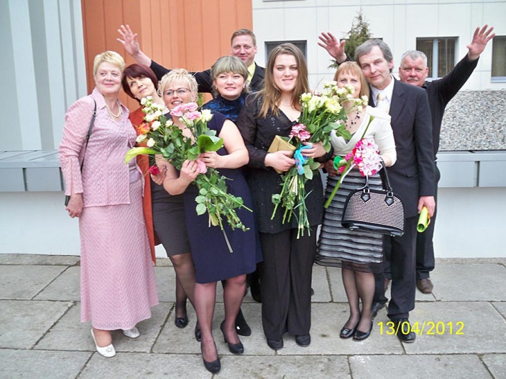 Aija Paidere (pirmā no kreisās) un Inese Ondrupe ar saņemto apbalvojumu kopā ar kolēģiem no Ziemeļaustrumu reģionālās lauksaimniecības pārvaldes. 
Autors: No personiskā arhīva.