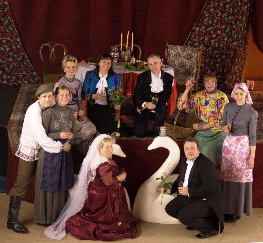 Kolorīti, skaisti, meistarīgi un “garšīgi” – tādi savās lomās bija tirzmalieši izrādē “Bildinājums”. Žūrija slavēja režisori Aldu Alberti (otrajā rindā 2.no kreisās).
Autors: No personiskā albuma.