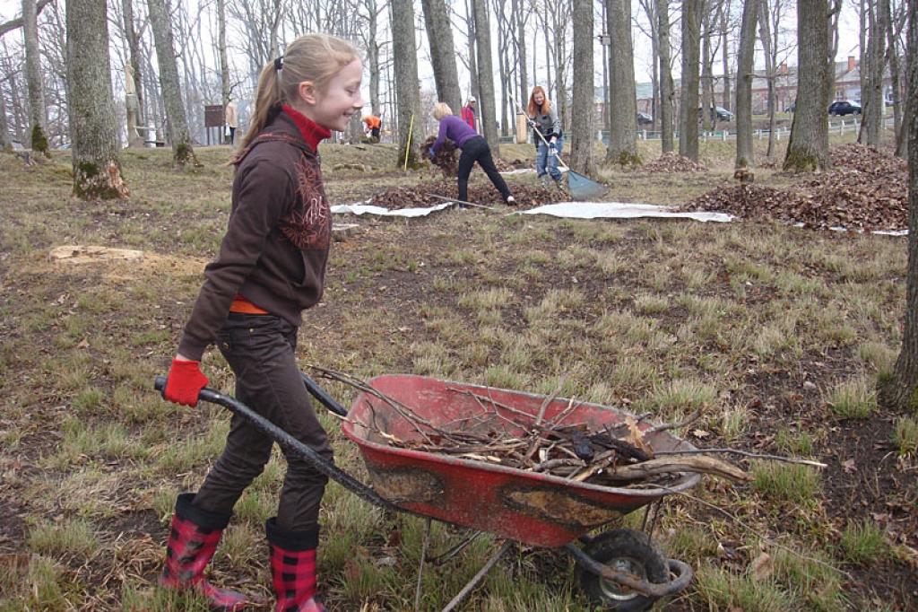 Gulbenes iecirkņa policijas darbinieki 21.aprīlī - Lielās talkas dienā - strādāja Gulbenes Spārītes parka daļā pie Asarupes ielas. 