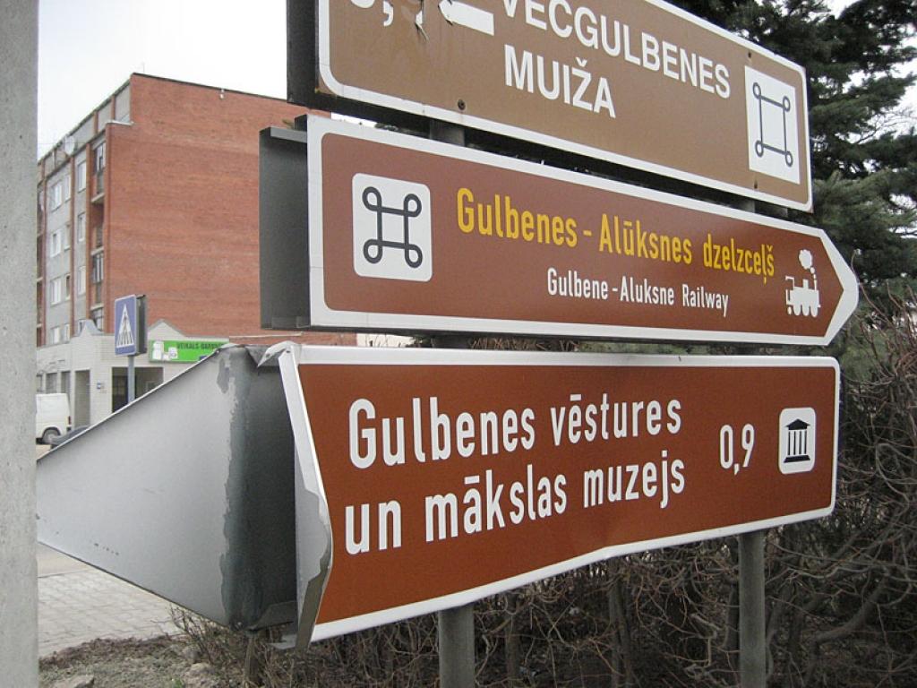 Salocīto norādes zīmi Gulbenē, Blaumaņa ielā, ir mēģināts iztaisnot, tomēr tā vairs neizskatās tāda, kāda bija sākumā.
Autors: Diāna Odumiņa