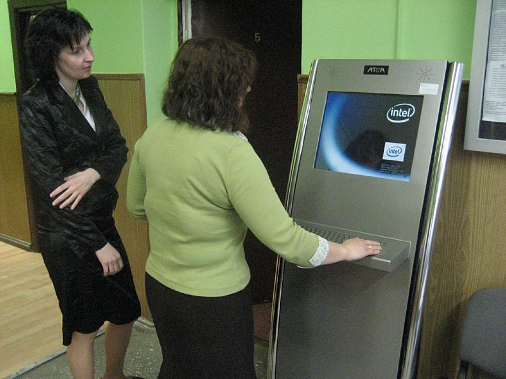 Gulbenes rajona tiesas apmeklētāji informāciju tagad var iegūt ne tikai mutiski vai lasot to uz ziņojuma dēļa, bet var arī par brīvu ielūkoties Latvijas tiesu portālā.
Autors: Diāna Odumiņa