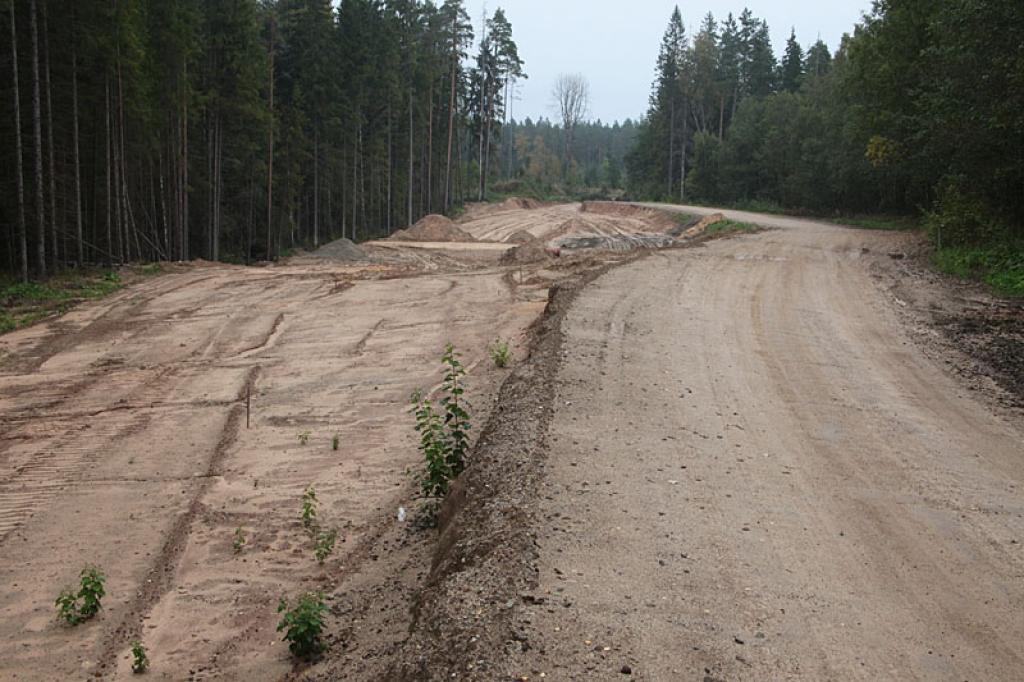 Ceļš uz Ranku satiksmei ir slēgts. Iedzīvotāji ar nepacietību gaida, vai un kad varētu atsākties rekonstrukcijas darbi. 
Autors: Gatis Bogdanovs (no arhīva)