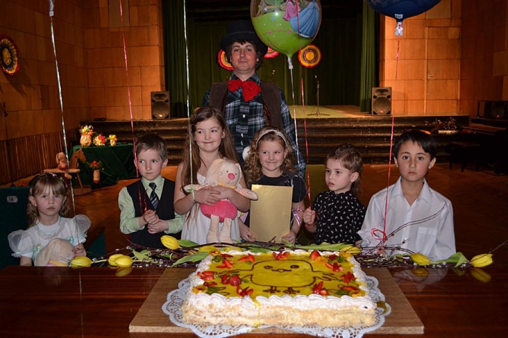 Visi mazie Lizuma pagasta “cālēni” vokālistu konkursā pierādīja, ka prot skaisti dziedāt. Īpaši priecīga par iegūto galveno titulu “Lizuma cālis 2012” ir Aleksa Galviņa ( trešā no labās).
Autors: Eva Āboliņa