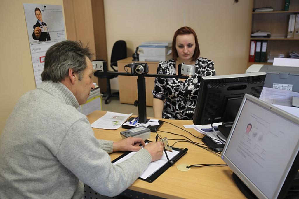 Viktors no Lizuma pagasta jau pirmajās dienās devās uz pārvaldes Gulbenes nodaļu, lai nokārtotu sev identifikācijas karti. “Lai nebūtu līdzi jānēsā pase, izvēlējos karti, jo tā ir neliela izmēra, līdz ar to ir ērta,” saka Viktors. Pārvaldes darbiniece Karīna Korkla piebilst, ka noformēšanas process, lai nokārtotu šādu karti, ir tāds kā pasei.
Autors: Evita Brokāne