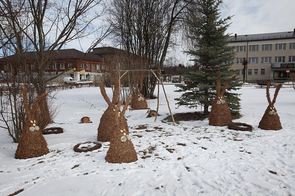 Kopā ar gulbeniešiem Lieldienas sagaida gulbenietes Ineses Baumanes veidotā zaķu saime pilsētas crentrālajā skvērā.
Autors: Gatis Bogdanovs