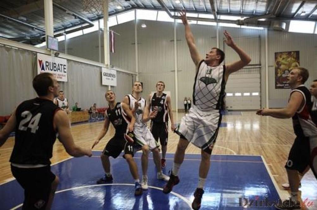 Buku komandas sastāvā lielisku spēli aizvadīja komandas kapteinis - Gundars Rauza, viņa kontā - 32 punkti un 8 bumbas zem groziem.
Autors: Gatis Bogdanovs (no arhīva)