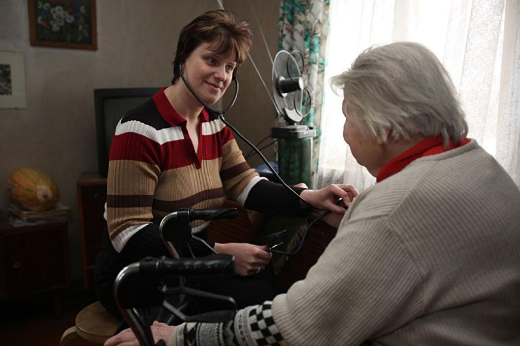Valsts atmaksātos mājas medicīniskās aprūpes pakalpojumus pacienta dzīvesvietā Gulbenes pilsētā sniedz sertificēta medicīnas māsa Ieva Kaspare. Šoreiz viņa devusies pie gulbenietes Marijas, kurai pašai nav pa spēkam nokļūt ārstniecības iestādē, lai injicētu zāles. Norādi, ka pacients var saņemt valsts apmaksāto veselības aprūpi mājās, izsniedz ģimenes ārsts vai ārsts pie kura pacients ārstējies slimnīcā. 
Autors: Gatis Bogdanovs