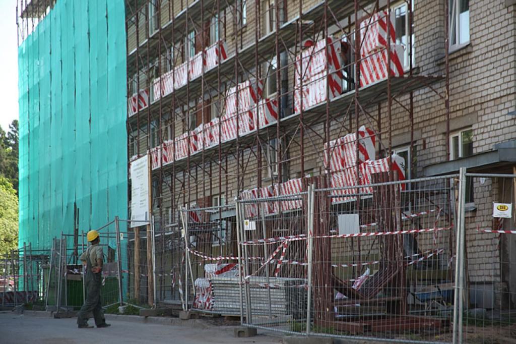 Daudzdzīvokļu namam Gulbenē, Skolas ielā 5/1, pašlaik norit renovācijas darbi.
Autors: Gatis Bogdanovs