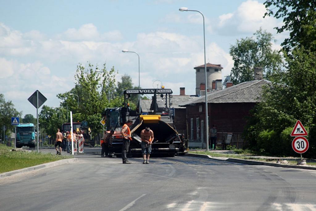 Asfalts Dzelzceļa ielas posmā tika uzklāts jau pirmdien
Autors: Gatis Bogdanovs
