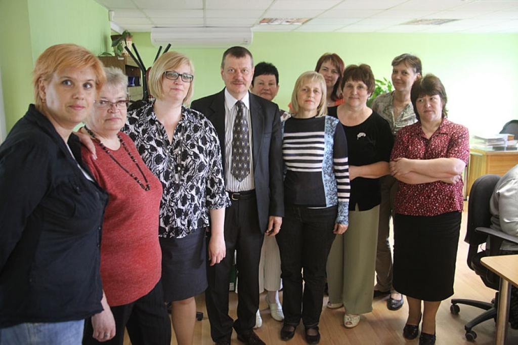 Redakcijas kolektīvu jubilejā sveica Hipotēku bankas Gulbenes filiāles vadītājs Valtis Krauklis, kurš vēlējās, lai viņu iemūžina kopā ar 