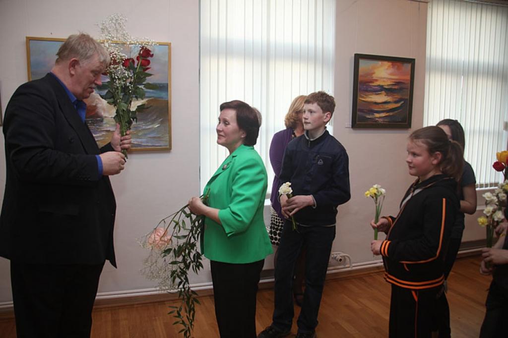 “Es vienmēr palikšu dabas un ar to saistītās jūras patiesības vairāk vai mazāk apliecinošs gleznotājs,” sola gleznotājs Valdis Ķikuts. Viņa gleznotās jūras interesenti varēs apskatīt arī Muzeju naktī. 
Autors: Gatis Bogdanovs