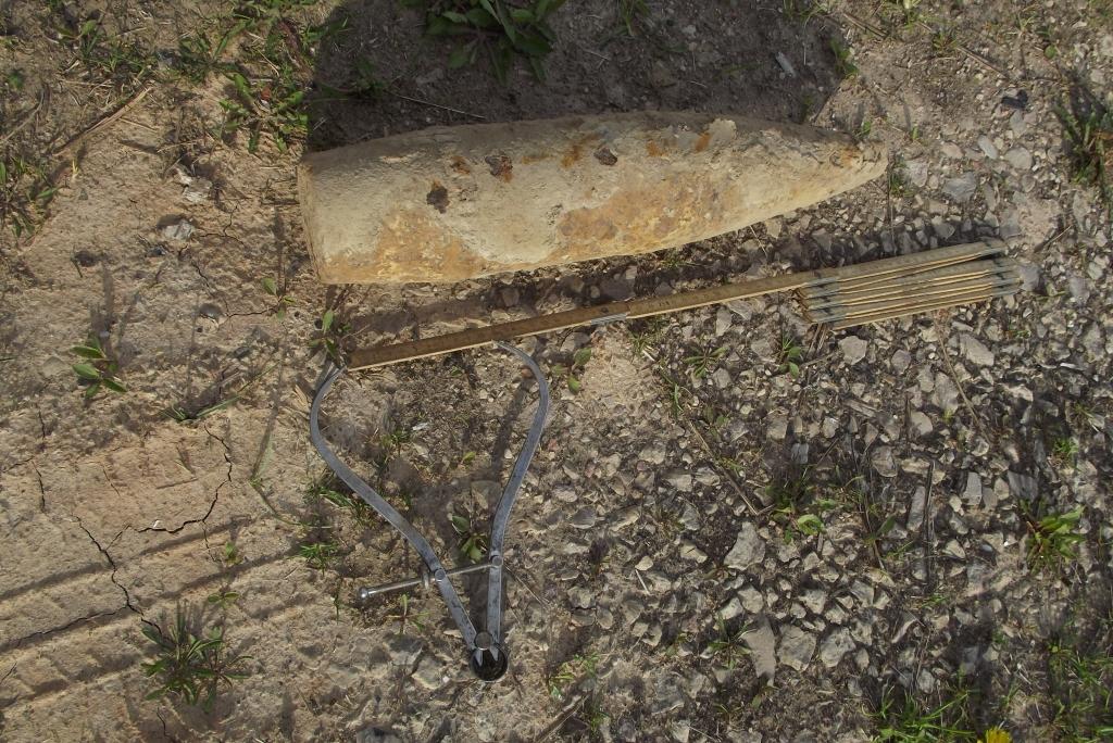 Tāds izskatījās Stāmerienā uz tīruma atrastais, apmēram četrus kilogramus smagais nesprāgušais Otrā pasaules kara 105 milimetru artilērijas lādiņš, pirms to iznīcināja zemessargi. 
Autors: No Zemessardzes arhīva