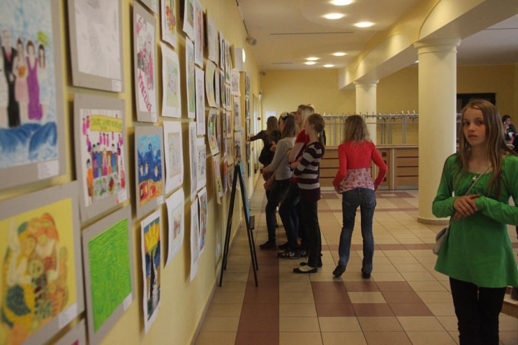 Izstādē redzamo darbu tematika ir ļoti dažāda, arī tehnikas, kādas strādājuši skolēni, - dažādas. Ir grafika, gleznojumi, zīmējumi, ir ar pasteļiem veidoti darbi un kolāžas.
Autors: Gatis Bogdanovs 