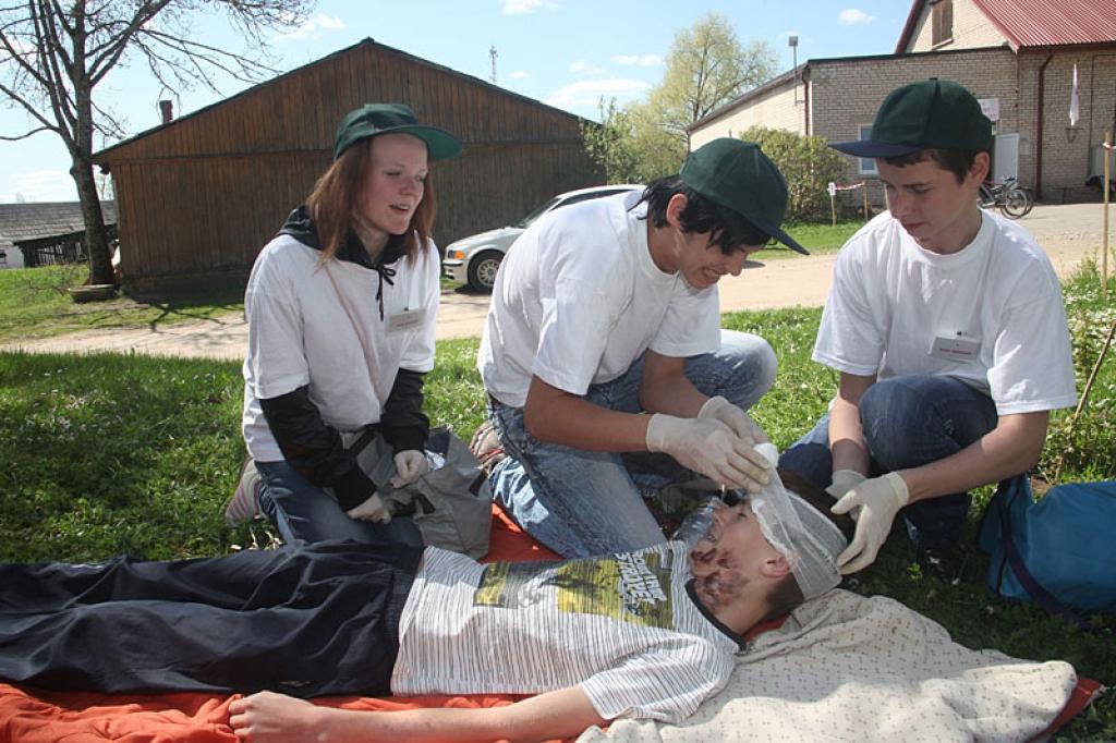  Gulbenes novada pirmās palīdzības sniegšanas sacensībās, ko organizēja Latvijas Sarkanā Krusta Gulbenes novada komiteja, pamatskolu grupā pārliecinošu uzvaru guva Rankas pamatskolas C komanda, kas ieguva vislielāko punktu skaitu. 
Autors: Gatis Bogdanovs 