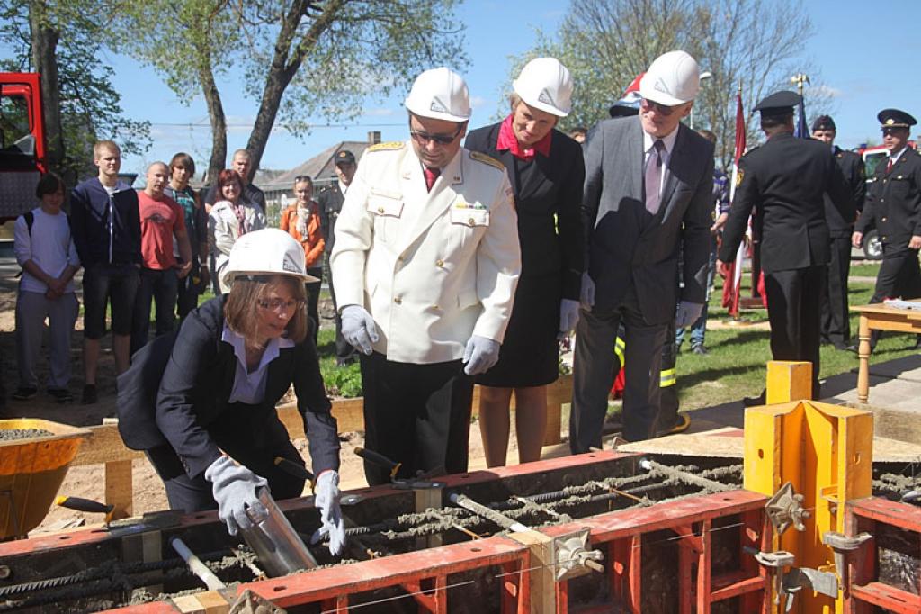 ASV vēstniece Latvijā Džūdita Gārbere ar laika kapsulu.
Autors: Gatis Bogdanovs