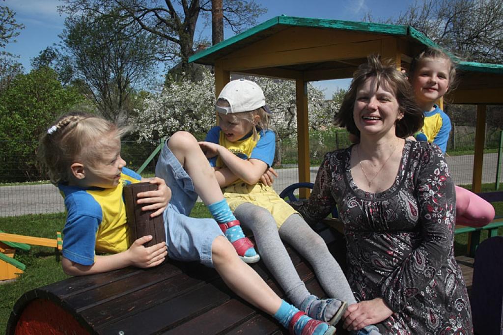  “Mēs tevi ļoti, ļoti mīlam, māmiņ!” Mātes dienā Artai Bērziņai šos vārdus teiks mazā Agate (no labās), Ance un Anda.
Autors: Gatis Bogdanovs (no arhīva)