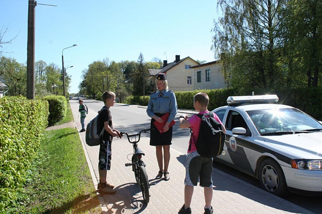Inspektore Sandra Vasiļenko bērniem dalīja bukletus, kā arī aicināja viņus ievērot satiksmes noteikumus un savu drošību.
Autors: Evita Brokāne