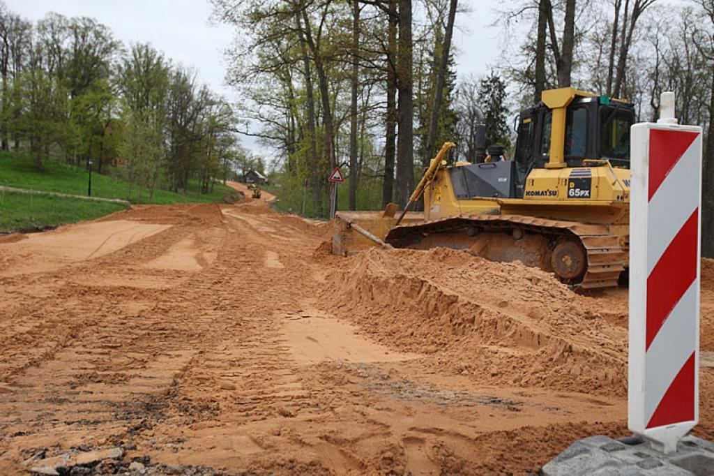 Smilts un grants ir materiāls, kas nepieciešams visu veidu būvdarbos, arī novada ceļu, ielu un ietvju rekonstrukcijas laikā. 
Autors: Gatis Bogdanovs