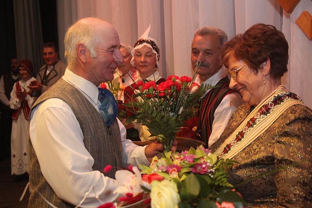 Gulbenes kultūras centra senioru deju kopas “Vērdiņš” vadītāja Dainuvīte Putniņa izaudzinājusi daudz staltu un iznesīgu dejotāju. Par viņu saka, ka Dainuvīte ir mazliet neprātīga, jo vienmēr gatava jaunām idejām, kas tiek īstenotas. Arī šis starptautiskais senioru tautu deju festivāls ir viņas ideja. Par to paldies Dainuvītei festivāla noslēguma koncertā teica visu kolektīvu dalībnieki un vadītāji.
Autors: Gatis Bogdanovs