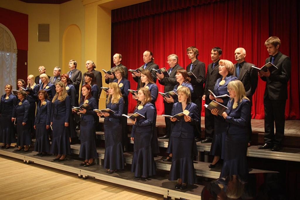 Lizuma kultūras nama jauktais koris skatē dziedāja Riharda Skultes dziesmu “Līgo saule vakarā”, Emīla Dārziņa dziesmu “Senatne” ar Raiņa vārdiem un latgaliešu tautas dziesmu “Gaismeņa ausa”. Kolektīvam, ko vada diriģente Anita Ledaine, kormeistars ir Tālivaldis Narvils, koncertmeistare Līga Kļavina, žūrija piešķīra 38,67 punktus.  
Autors: Gatis Bogdanovs 