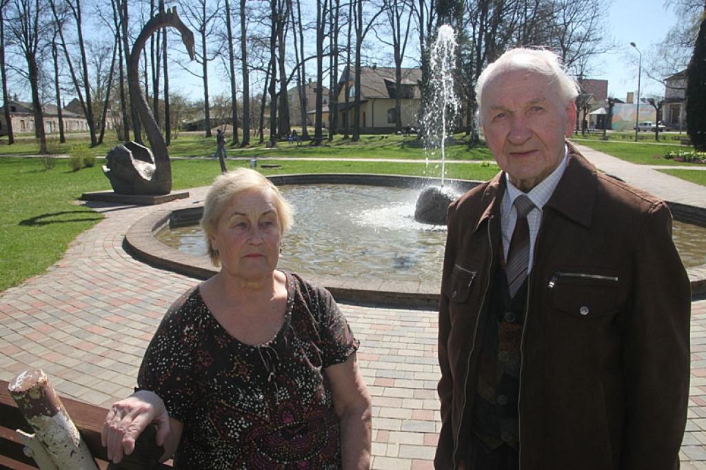 Ar Triju Zvaigžņu ordeņa Zeltītu goda zīmi par ilggadēju sabiedrisko darbību politiski represēto personu piemiņas iemūžināšanā un patriotisko audzināšanu tiks apbalvota Gulbenes novada politiski represēto apvienības vadītāja Aira Anča (no kreisās). Triju Zvaigžņu ordeņa Zeltītu goda zīmi par mūža ieguldījumu kultūras dzīves veidošanā, tautisko deju tradīcijas kopšanā un uzturēšanā saņems arī horeogrāfs, ilggadējais deju kolektīvu vadītājs Kārlis Vents. 
Autors: Gatis Bogdanovs