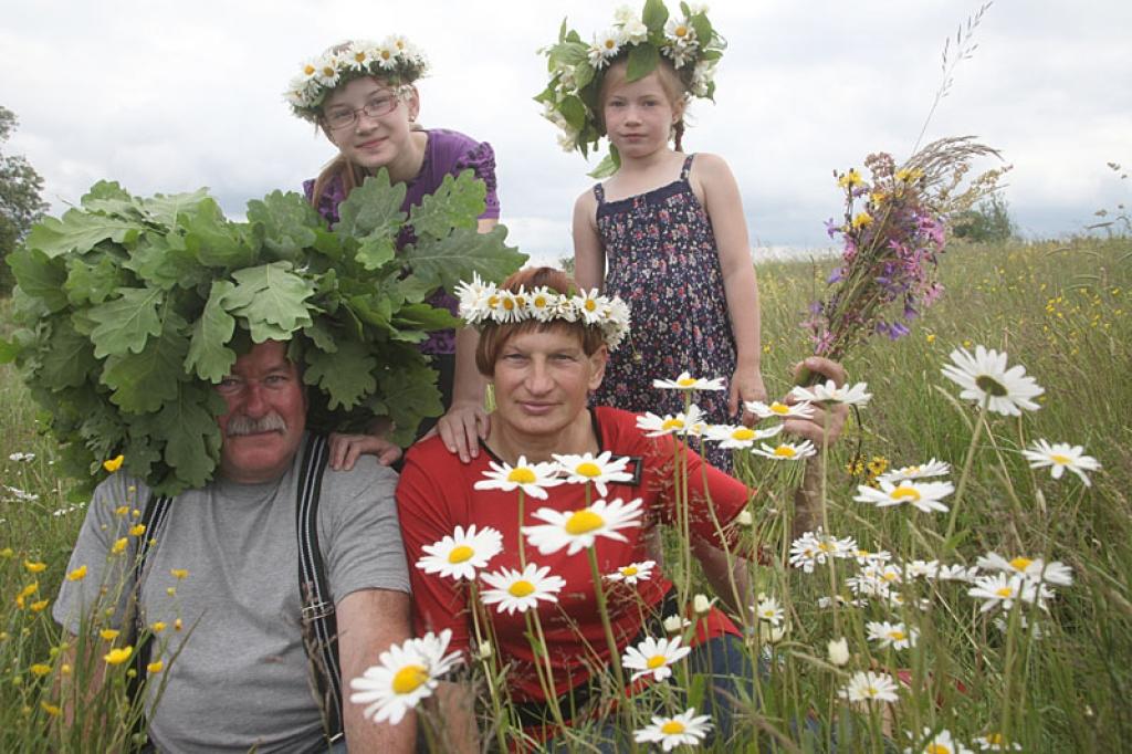 Jau šovakar iedegsim Jāņu ugunskuru, lai ģimenes, radu vai draugu un paziņu pulkā līgotu. Savās lauku mājās Rankas pagastā līgos arī Jānis un Līga Ekerti. Līgotāju pulkā ir arī viņu mazmeitas Karolīna un Kristiāna. Pavisam drīz sabrauks arī citi radi, lai visi kopīgi ar vainagiem galvās pie Jānu ugunskura aizvadītu gada īsāko nakti.
Autors: Gatis Bogdanovs 