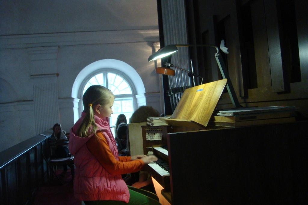 Ērģeļspēles iemaņas Gulbenes luterāņu baznīcā pilnveido mūzikas skolas audzēkņi.
Autors: Daira Karole