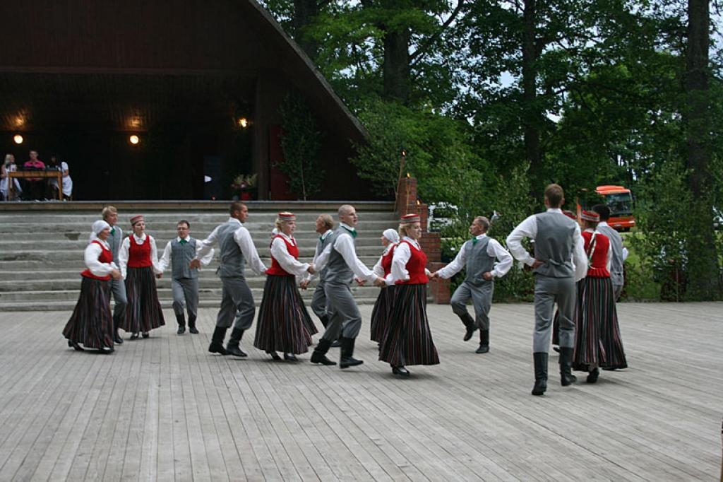 Beļavas pagasta brīvdabas estrādē šogad atjaunota senaizmirsta tradīcija – mazie deju svētki. Nākamajā gadā tur tiks rīkoti jau 20. deju svētki. 
Autors: Jānis Zušs