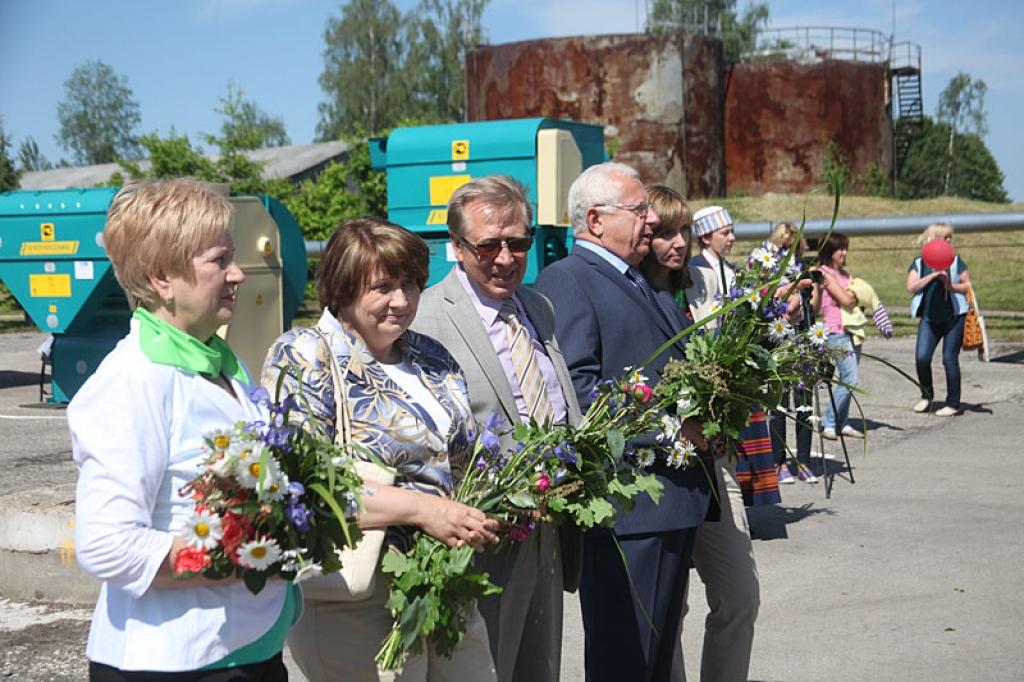 Klientu dienā Šķieneris pagājušajā sestdienā – SIA “Kombainserviss” komercdirektore Dzintra Medvedeva (no kreisās),  lauksaimniecības ministre Laimdota Straujuma un bijušais ministrs Dainis Ģēgers, Sia “Kombainserviss” valdes loceklis Vasilijs Zagoruiko un Krievijas rūpnīcas “Rostseļmaš” ārējo sakaru direktore Jūlija Zaharova.
Autors: Gatis Bogdanovs 