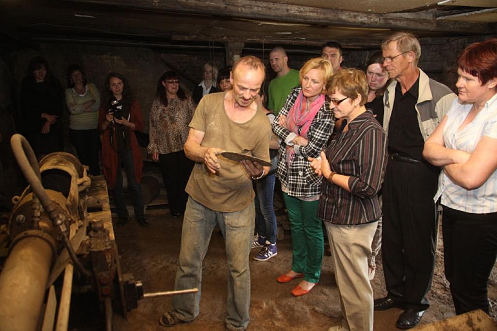 Ausma Salnāja ekskursijā pārējiem gidiem un žūrijai prezentēja keramikas cehu “Samiņi”. Daudziem tā bija pirmā reize, kad klātienē apskatījuši, kā top krāsns podiņi.
Autors: Gatis Bogdanovs