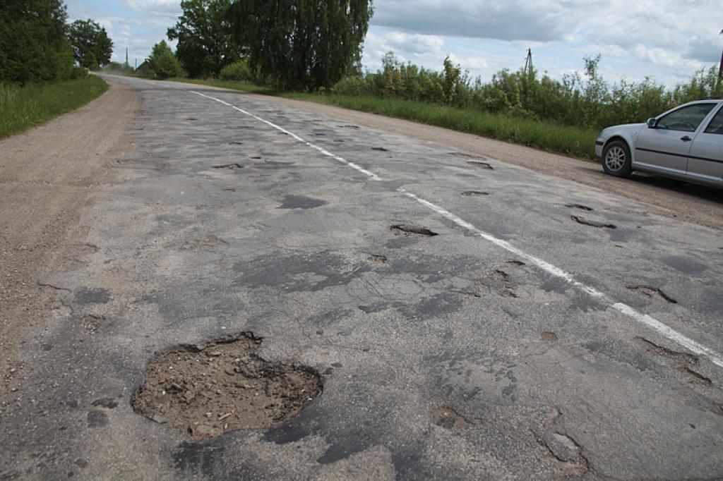 Ceļš Sinole – Silakrogs no Robežkalna virzienā uz Lejasciemu ir ļoti sliktā stāvoklī. Ceļu klāj bedres un “ielāpi”, kas likti uz bedrēm gadu no gada. 
Autors: Gatis Bogdanovs