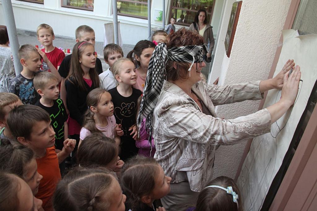 Mācību stundas ir beigušās, līdz ar to skolā un skolas pagalmā valda pavisam cita atmosfēra. Skolēni rāda vecākiem, ko ir iemācījušies, darbojoties radošajās dienās Gulbenes 2.vidusskolā.
Autors: Gatis Bogdanovs 
