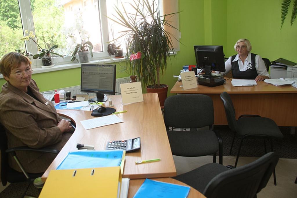 Valsts ieņēmumu dienesta Gulbenes klientu apkalpošanas centra darbiniecēm Irinai Markovai (priekšplānā) un Verai Šakurovai, kuras pieņēma cilvēku iesniegtās nulles deklarācijas, vissaspringtākais laiks bija maijā. Ja gada pirmajos mēnešos tika iesniegtas vien kādas septiņas deklarācijas, tad pēdējā mēneša laikā pat 40 līdz 60 deklarācijas dienā.
Autors: Gatis Bogdanovs