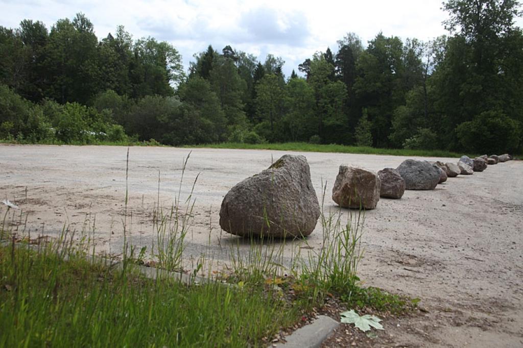 Šis stāvlaukums pilsētā ir un tajā pašā laikā arī nav. Jo lai ierobežotu vismaz vienu nakts pulcēšanās vietu stāvlaukumā Ozolu ielā, pašvaldība priekšā tam pielika akmeņus.
Autors: Gatis Bogdanovs