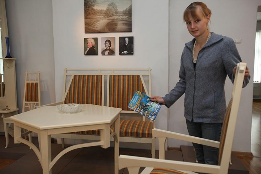 Gulbenes novada Vēstures un mākslas muzeja pārstāve Iveta Petrovska uzsver, ka šis krēsls ir viens no vērtīgajiem priekšmetiem, kas glabājas muzejā, tā vērtība - 475 lati. Viņai ir prieks, ka muzeja apmeklētāji var apskatīt ne tikai šo vienu Madernieka krēslu, bet gan mēbeļu komplektu.
Autors: Gatis Bogdanovs 