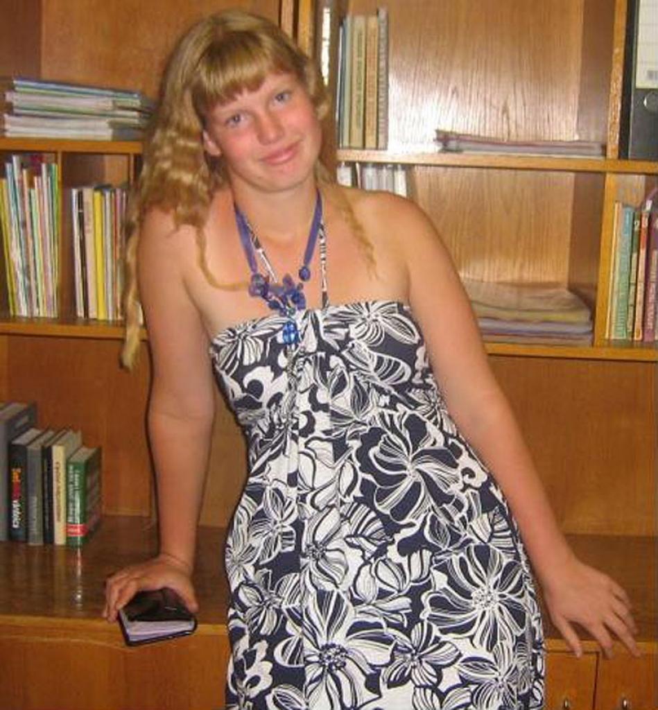 Valsts policijas Vidzemes reģiona pārvaldes Limbažu iecirknis meklē attēlā redzamo Viļkenes pagasta iedzīvotāju NADĪNU SPUĻĢI. Meitene atrodas bezvēsts prombūtnē no 2. jūnija un līdz šim nav devusi ziņu par savu pašreizējo atrašanās vietu. 
Autors: No policijas arhīva