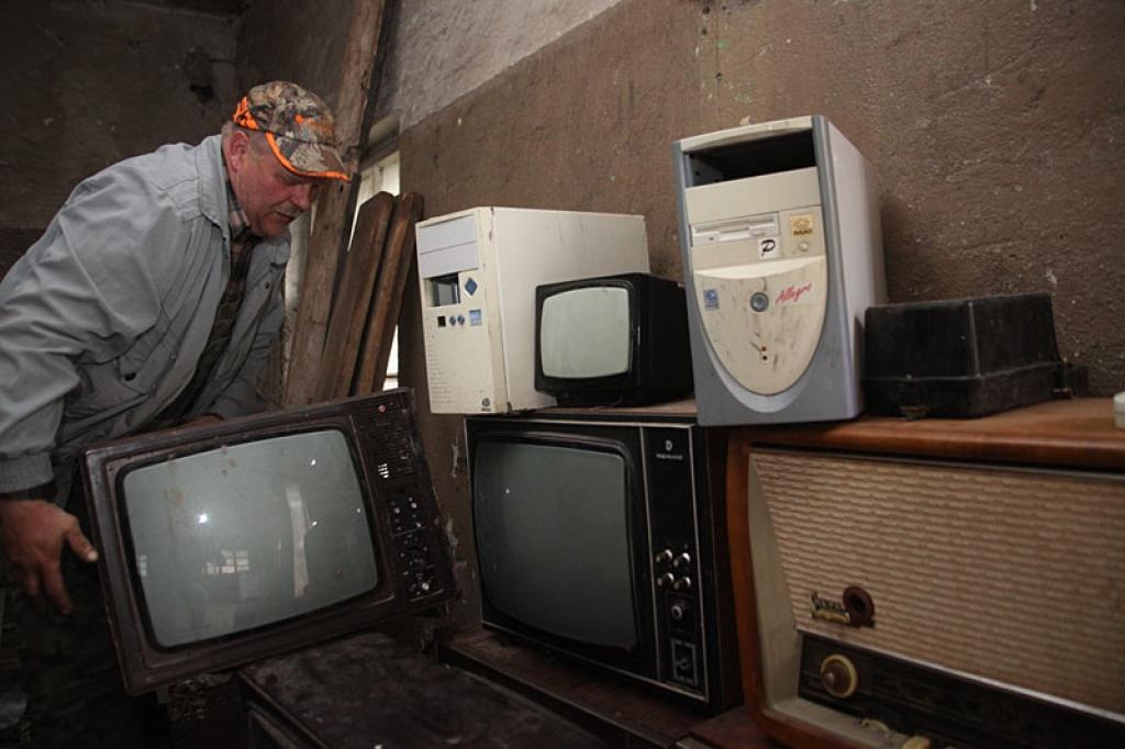 SIA “Alu Metals” Gulbenes pieņemšanas punkta vadītājs Jānis Murjāns starp vecajiem radioaparātiem, televizoriem un citiem nolietotiem sadzīves priekšmetiem dažbrīd jūtas kā senlietu muzejā.
Autors: Gatis Bogdanovs