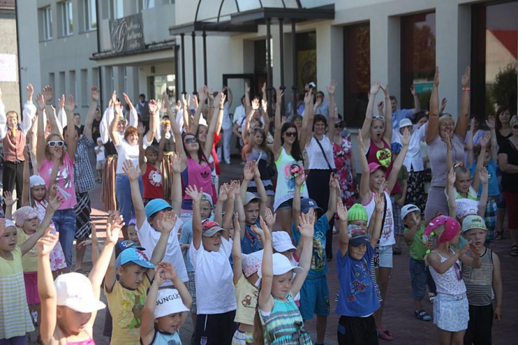 Kopīgajā rītarosmē, ko vadīja Solvita Jansone, ar visneviltotāko prieku un azartu iesaistījās vismazākie pilsētnieki, vingrot neatteicās arī seniori un jaunieši.
Autors: Gatis Bogdanovs 