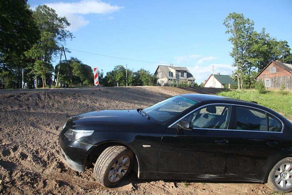 Gulbenē automašīnas BMW 525 vadītājs pirms krustojuma ar Rēzeknes ielu uz gājēju ietves notriecis velosipēdisti,
Autors: Gatis Bogdanovs
