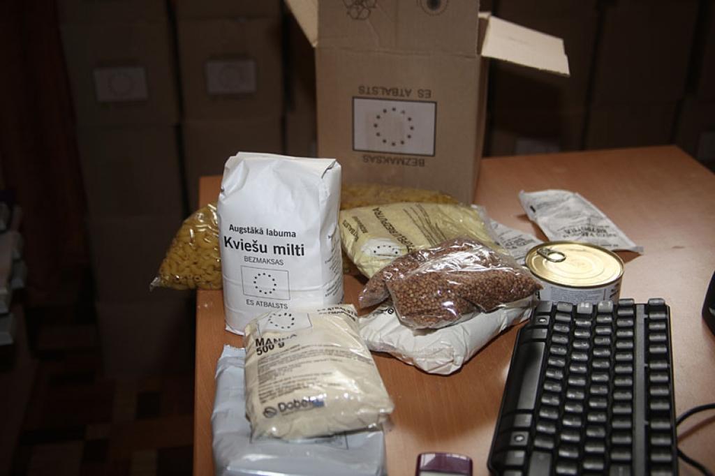 Pārtikas pakā, kas sver četrus kilogramus, ir 0,4 kilogrami pilnpiena pulvera, 0,4 kilogrami pankūku miltu, kilograms makaronu un augstākā labuma kviešu miltu, 0,3 kilogrami griķu, 0,2 kilogrami ātri pagatavojamās kartupeļu biezputras, puskilograms mannas miltu, kā arī 0,14 kilogrami auzu pārslu biezputras ar upenēm un sautētas cūkgaļas konservu kārba.
Autors: Gatis Bogdanovs