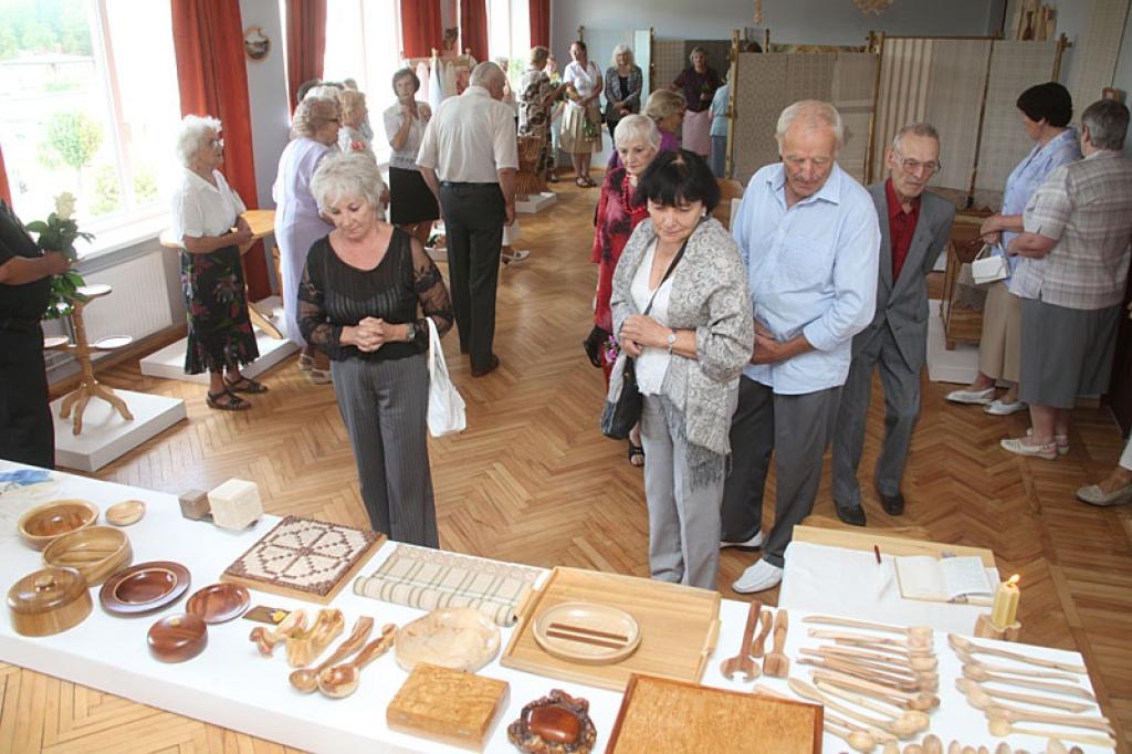 Vēl visu jūliju un arī augustā Gulbenes kultūras centrā būs apskatāma gulbeniešu Dainas un Laimoņa Dziedātāju lietišķās mākslas darbu personālizstāde. Pilsētas svētkos, 28.jūlijā, interesenti šo izstādi varēs vērot visas dienas garumā.
Autors: Gatis Bogdanovs