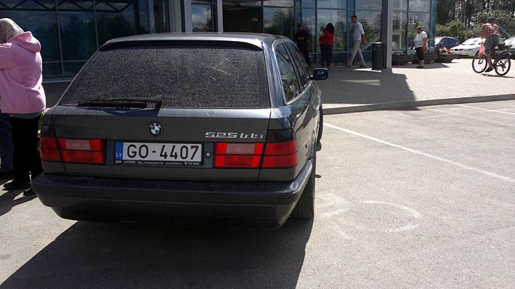 Tāda savāda sajūta radās, kad piebraucām pie Betas stāvlaukuma, kas bija praktiski tukšs, bet kāds puisietis, riepas nokaucinājis, uzmeta savu mašīnu šķērsam diviem invalīdu mašīnu stāvlaukumiem.
Autors: Voldemārs Safronovs