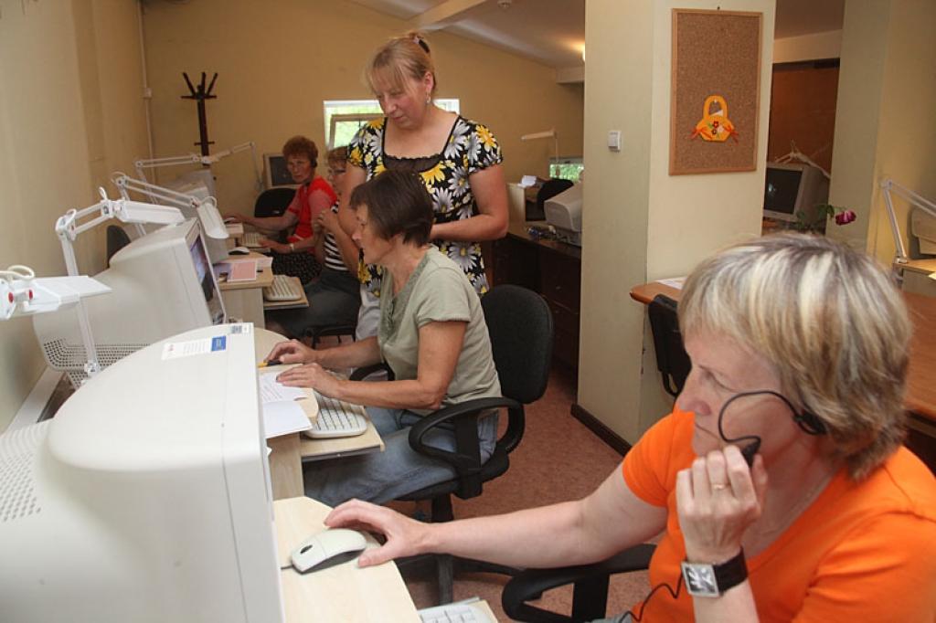 50 gadus un vecāki iedzīvotāji sper pirmos soļus datorprasmju apguvē. Viņiem palīdz skolotāja Dace Kļava.
Autors: Gatis Bogdanovs