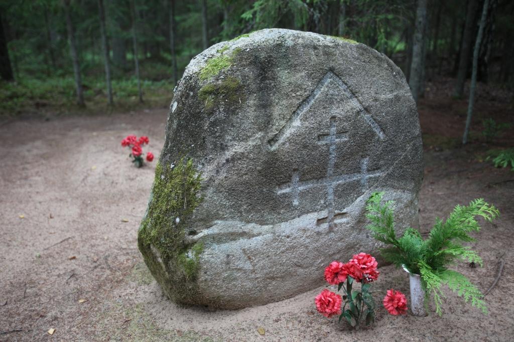 Kam veltīts šis akmens ar iegravētu Māras un Dieva zīmi, kuru nezināmas personas Litenes mežā nolikušas 1988.gadā netālu no ebreju nošaušanas vietas? Par to domas dalās. Oficiāli tiek uzskatīts, ka piemiņas akmens veltīts nezināmajam karavīram.
Autors: Gatis Bogdanovs