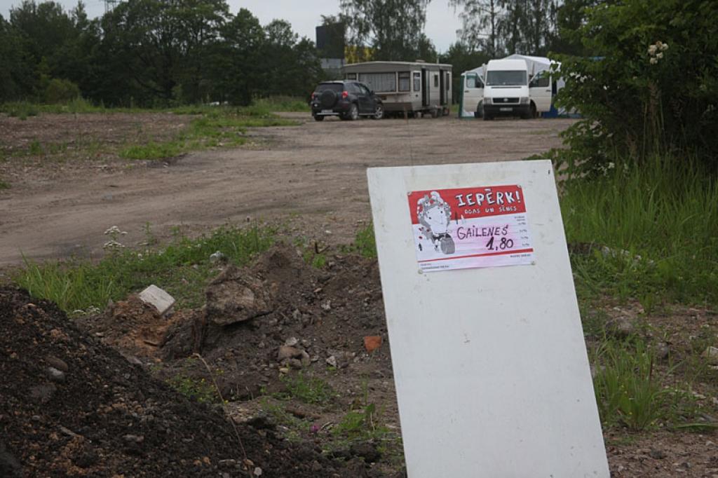 Dažādās pilsētas vietās, kā arī pagastu centros jau parādās norādes, ka tiek iepirktas savvaļas ogas un sēnes. 
Autors: Gatis Bogdanovs