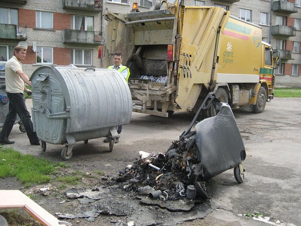 Šodien no rīta SIA “Alba” atkritumu savākšanas mašīna sadegušo konteineru vēl no laukuma aiz mājas Gulbenē, Skolas ielā 5/7, nesavāca. Notikuma vieta vēl jāapskata policijai, jo konteinera īpašniekam – SIA “Alba 5” - ir nodarīti materiālie zaudējumi.
Autors: Diāna Odumiņa